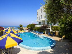 Bazén v ubytování Hotel Ambasciatori nebo v jeho okolí