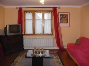 sala de estar con TV y tablero de ajedrez en Vignobles Frey-Sohler, en Scherwiller