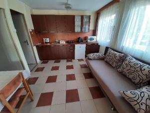 Kuchyňa alebo kuchynka v ubytovaní Fortuna Apartmanházak