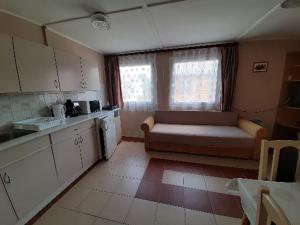 Kuchyňa alebo kuchynka v ubytovaní Fortuna Apartmanházak