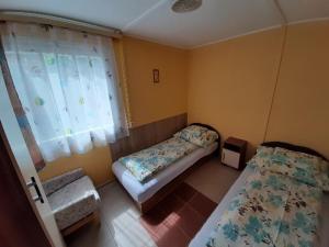 Posteľ alebo postele v izbe v ubytovaní Fortuna Apartmanházak
