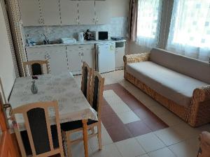Kuchyňa alebo kuchynka v ubytovaní Fortuna Apartmanházak