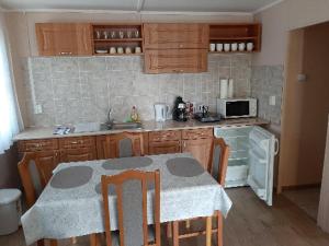Kuchyňa alebo kuchynka v ubytovaní Fortuna Apartmanházak