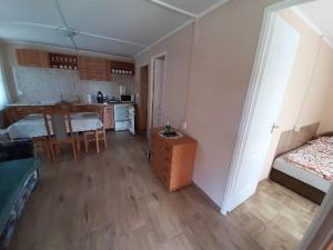 Kuchyňa alebo kuchynka v ubytovaní Fortuna Apartmanházak