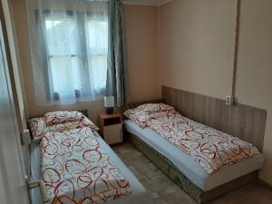 Posteľ alebo postele v izbe v ubytovaní Fortuna Apartmanházak