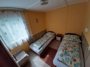 Posteľ alebo postele v izbe v ubytovaní Fortuna Apartmanházak