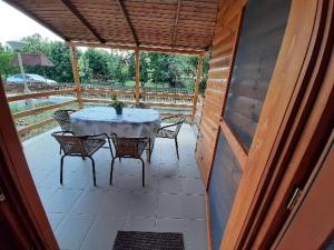 Balkón alebo terasa v ubytovaní Fortuna Apartmanházak