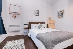 Postel nebo postele na pokoji v ubytování Des Remparts- 2-bed with great views, terrace