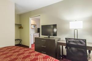 Televisyen dan/atau pusat hiburan di Econo Lodge Inn and Suites Lethbridge