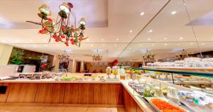 a restaurant with a buffet line with food at Amazon Plaza Hotel in Cuiabá