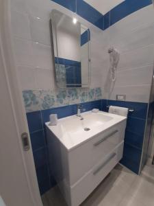 un bagno con un lavandino bianco e uno specchio di GIOANTHONY a Porto Cesareo Altre 14 foto