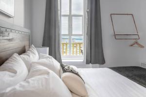 Ένα ή περισσότερα κρεβάτια σε δωμάτιο στο North House - Manoir des Remparts- Renovated 3 Bedroom Oasis