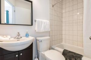 Ένα μπάνιο στο North House - Manoir des Remparts- Renovated 3 Bedroom Oasis +27 φωτογραφίες