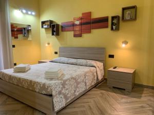 ein Schlafzimmer mit einem großen Bett und Holzboden in der Unterkunft Paradise Home in Quartu SantʼElena