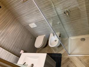 ein Badezimmer mit 2 WCs und einem Waschbecken in der Unterkunft Paradise Home in Quartu SantʼElena