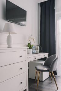 a bedroom with a white desk and a chair at Zwierzyńscy Residence 2 in Pobierowo