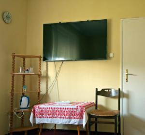 Televízia a/alebo spoločenská miestnosť v ubytovaní Tiszafa Vendégház Nagykanizsa
