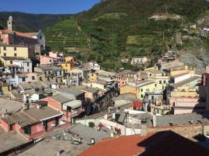 a view of a town with houses and mountains at Affittacamere Benedetta e Isabelle in Vernazza