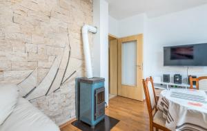 Apartments Mioković في سولين: غرفة معيشة بجدار حجري مع موقد