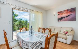 Apartments Mioković في سولين: غرفة طعام مع طاولة وأريكة