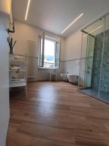 a bathroom with two tubs and a large mirror at Affittacamere Benedetta e Isabelle in Vernazza