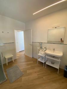La salle de bains est pourvue d'un lavabo et d'un miroir mural. dans l'établissement Affittacamere Benedetta e Isabelle, à Vernazza