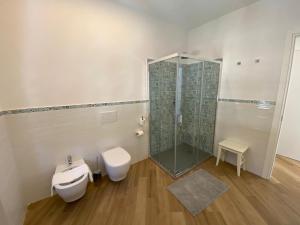a bathroom with a toilet and a glass shower at Affittacamere Benedetta e Isabelle in Vernazza