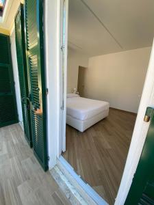 a bedroom with a bed in a room at Affittacamere Benedetta e Isabelle in Vernazza