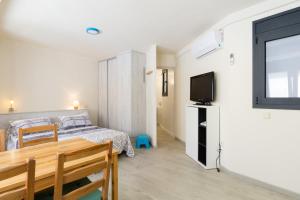 um quarto com uma cama e uma televisão na parede em CAL MODEST 1 em L'Estartit