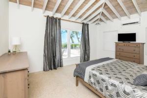 מיטה או מיטות בחדר ב-Beachfront White Palm Villa- Tar Bay, Great Exuma