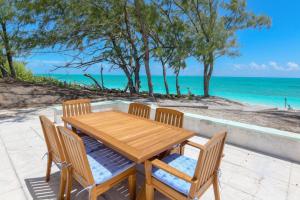 Gallery image of Beachfront White Palm Villa- Tar Bay, Great Exuma in Rokers Point Settlement
