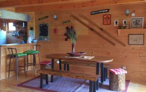 una habitación con una mesa y un bar en una cabaña en Guest House Milena, en Žabljak