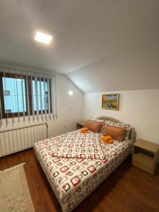 Un pat sau paturi într-o cameră la Apartmani Bogdanović