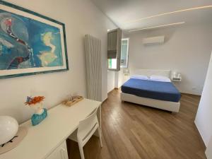 a bedroom with a bed and a desk in it at Affittacamere Benedetta e Isabelle in Vernazza