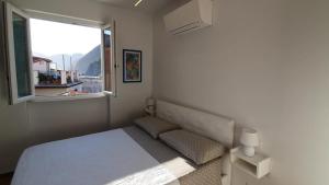 a small bedroom with a bed and a window at Affittacamere Benedetta e Isabelle in Vernazza