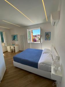 - une chambre avec un grand lit et une fenêtre dans l'établissement Affittacamere Benedetta e Isabelle, à Vernazza