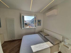 a bedroom with a large bed and a window at Affittacamere Benedetta e Isabelle in Vernazza