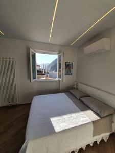 a bedroom with a large bed with a window at Affittacamere Benedetta e Isabelle in Vernazza