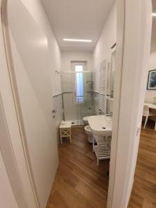a bathroom with a sink and a mirror at Affittacamere Benedetta e Isabelle in Vernazza