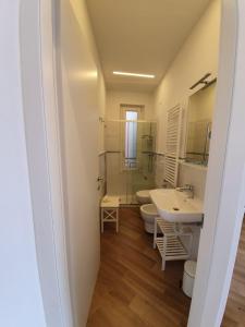 a bathroom with two sinks and two toilets at Affittacamere Benedetta e Isabelle in Vernazza