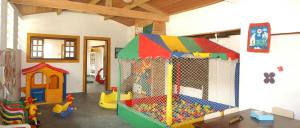 a room with a play room with a play structure at Hotel Fazenda Sete Lagos in Guaratinguetá