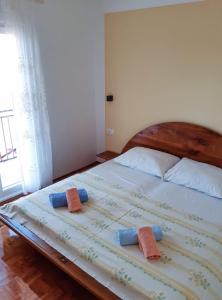 ein Schlafzimmer mit einem großen Bett mit zwei Kissen darauf in der Unterkunft Toni in Vodice