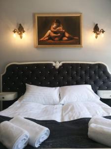 a bedroom with a bed with two towels on it at Romantyczny Apartament Happy 16 - basen, kort tenisowy dla maksymalnie 6 osób in Pobierowo