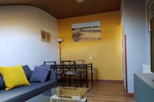 uma sala de estar com um sofá e uma mesa em LOS CIERVOS - Peña del Oso em El Espinar