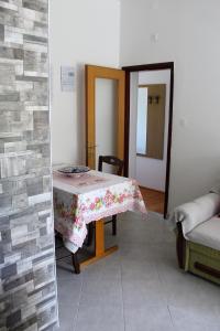 een kamer met een tafel, een bank en een spiegel bij Laura's Apartment in Poreč