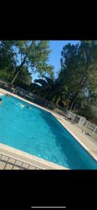 A piscina localizada em Appartement village 7 en résidence de vacances en Camargue ou nos arredores