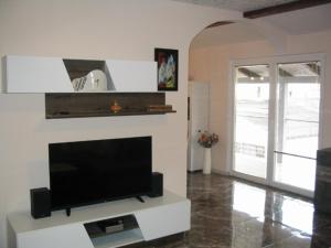 TV a/nebo společenská místnost v ubytování Apartment Davorka (4348)