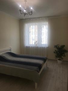 una camera da letto con un letto davanti a una finestra di Апартаменты возле моря a Kryzhanivka
