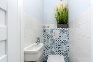 een badkamer met een toilet en een wastafel bij Sopot morskie widoki in Sopot