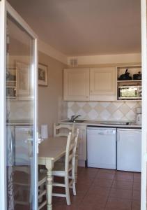 Kuchyňa alebo kuchynka v ubytovaní APT. LA CORNICHE 810 - LES ISSAMBRES F -
